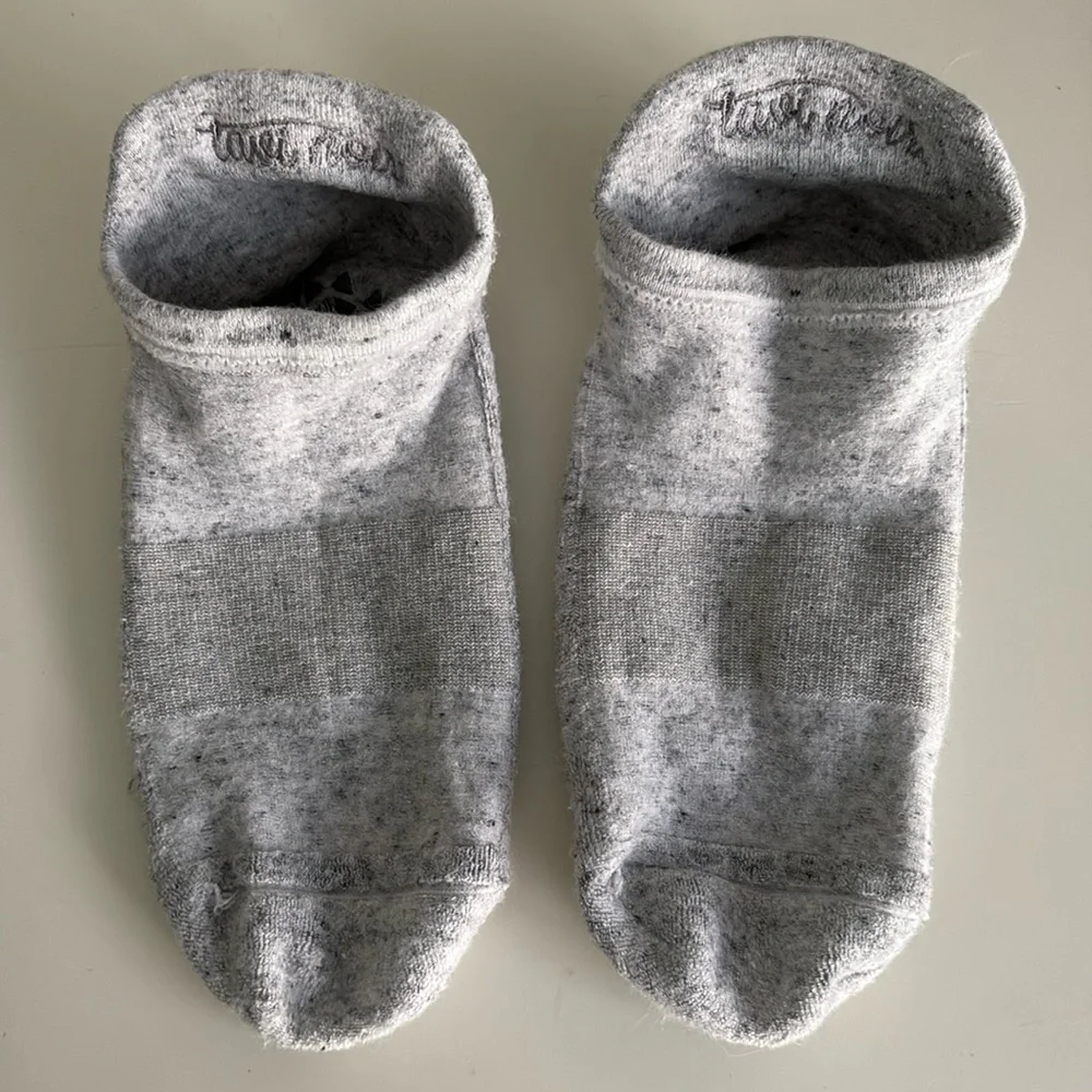 Pure Barre Tavi Noir Sticky Socks Light Grey Small